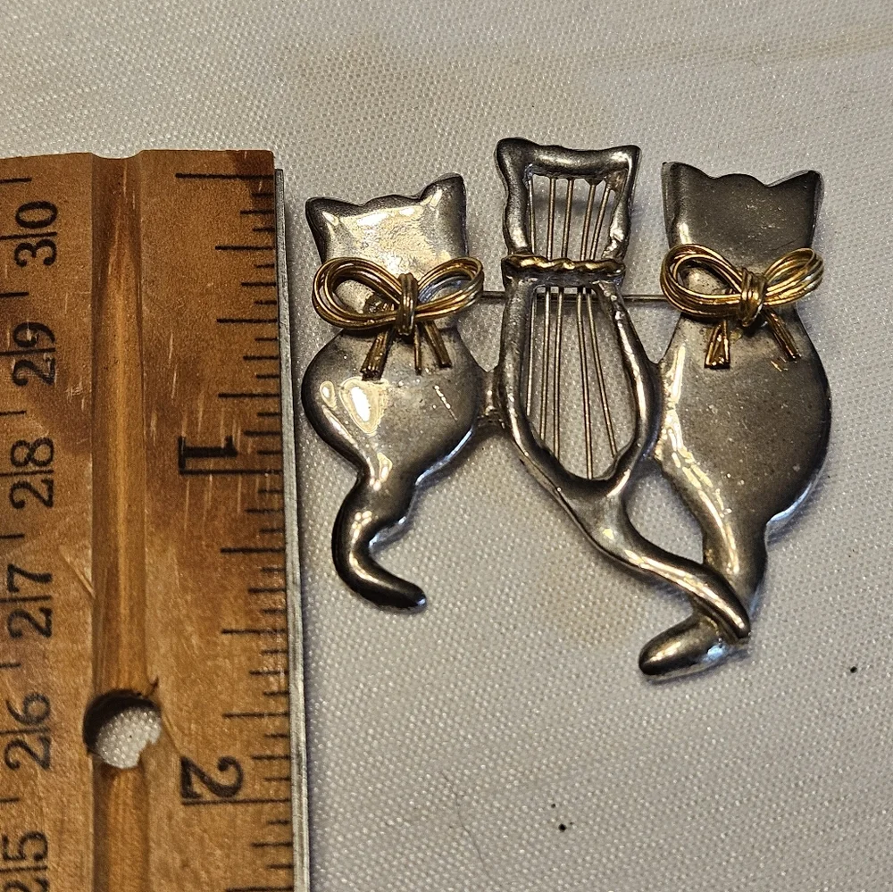 Vintage Silver-Toned Cat Brooch: Three Sitting Cats with Gold-Tone Ribbons